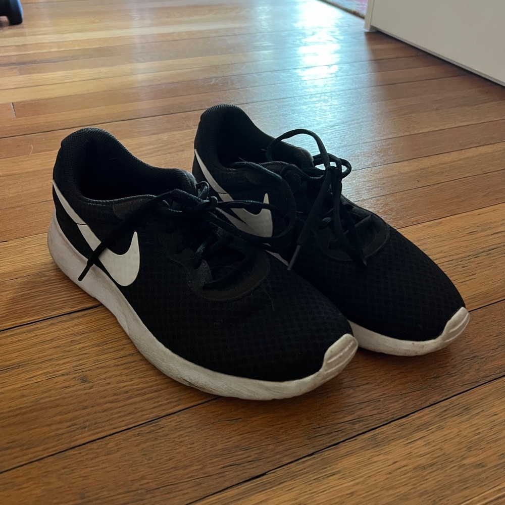 Women’s black Nike gym-shoes